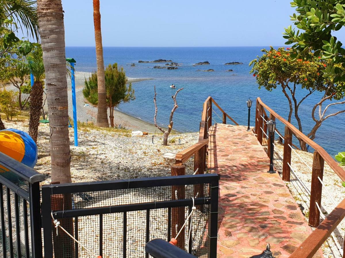 Astrofegia Beachfront Villa Pomos Eksteriør billede
